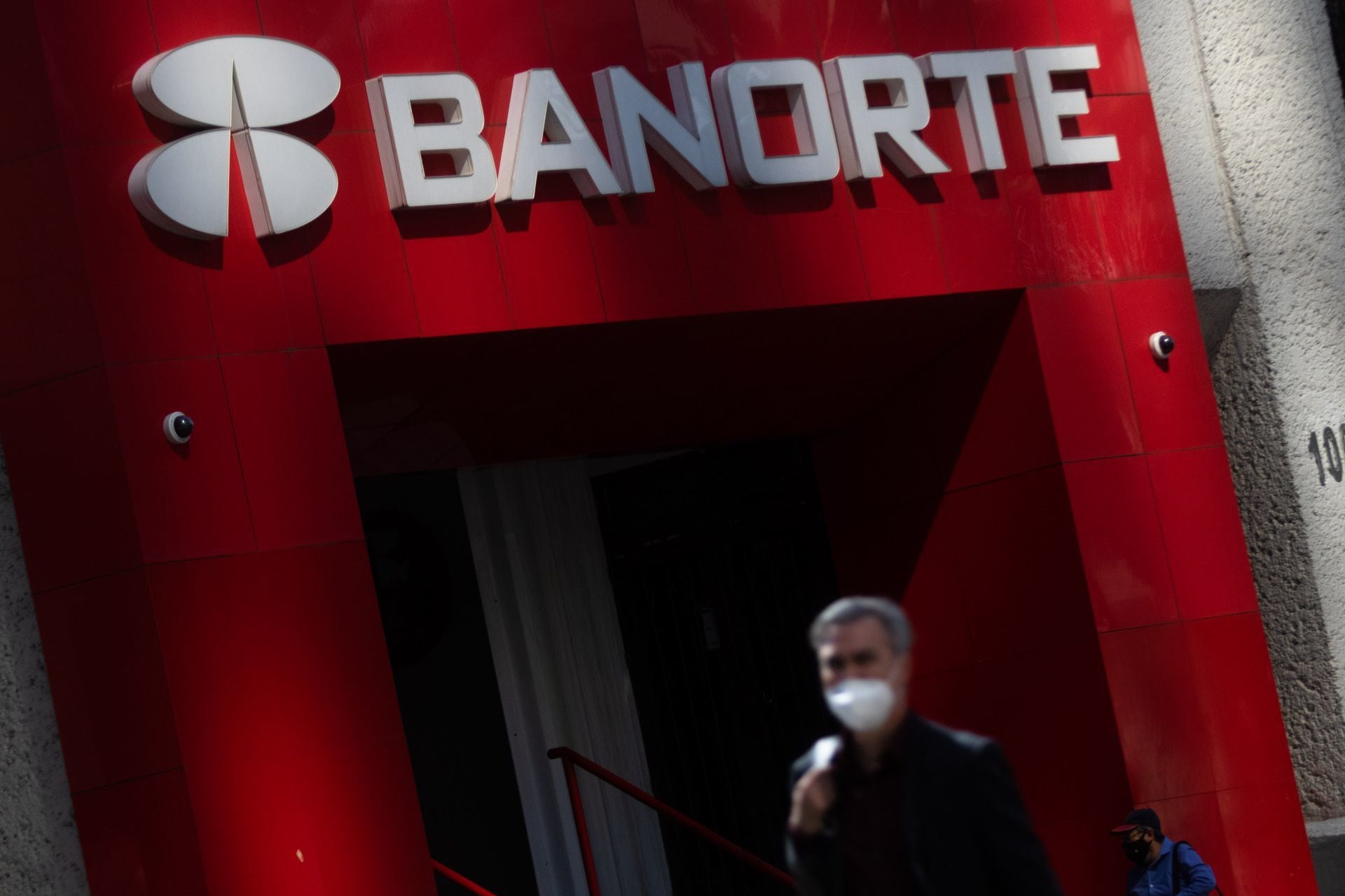 Cancela Banorte 70.3 millones de acciones