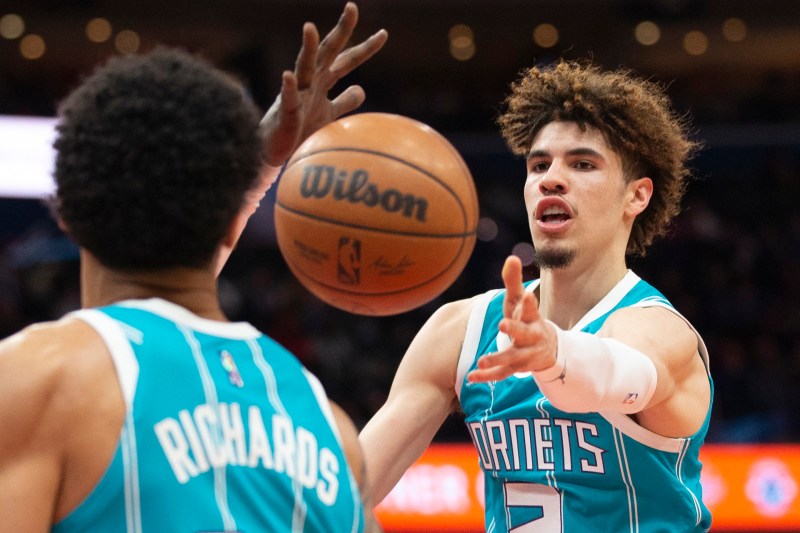 NBA multa con 100 mil dólares a jugador LaMelo Ball por “comentario ofensivo y despectivo”